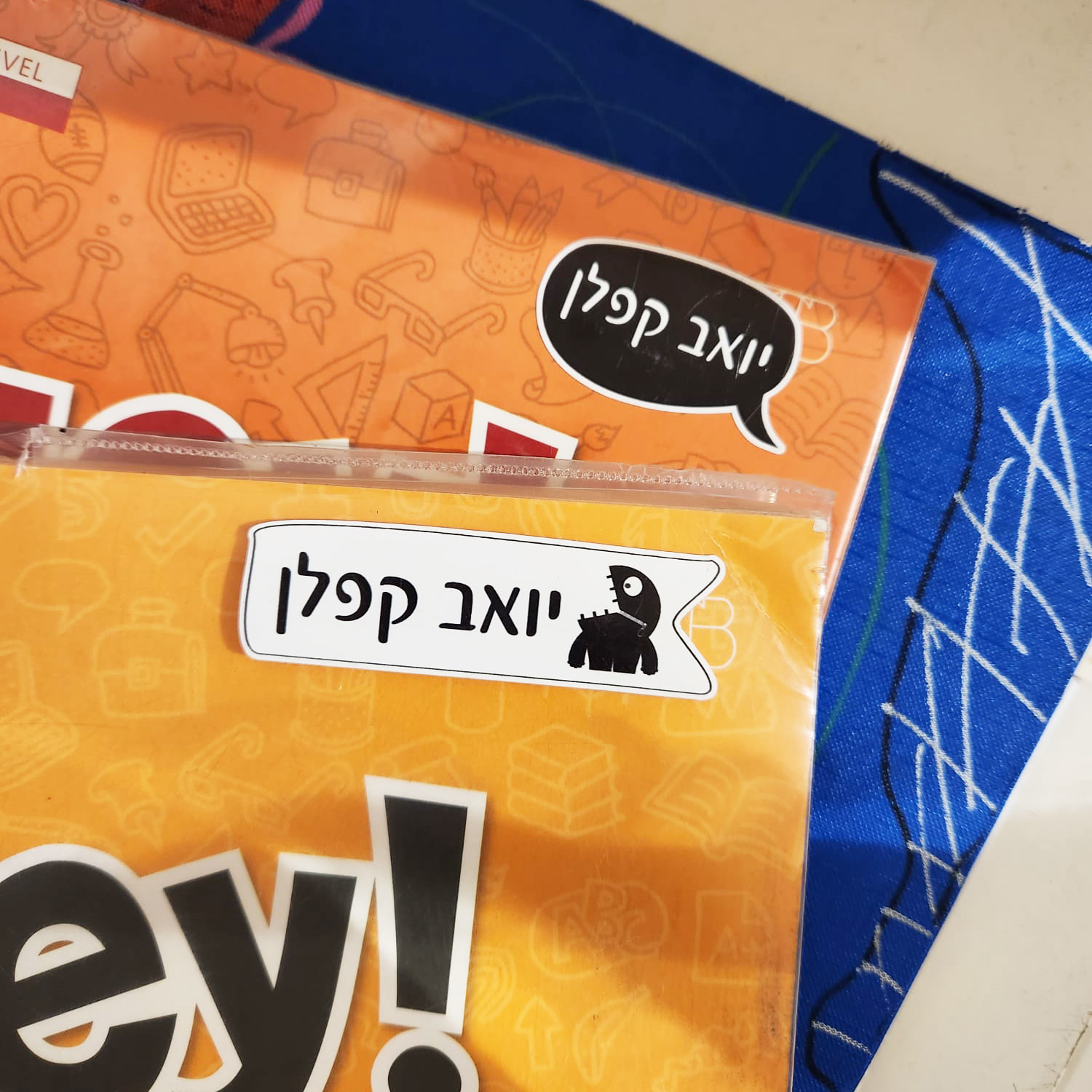 מדבקות שם לתלמיד דגם בועות (לספרים ומחברות)